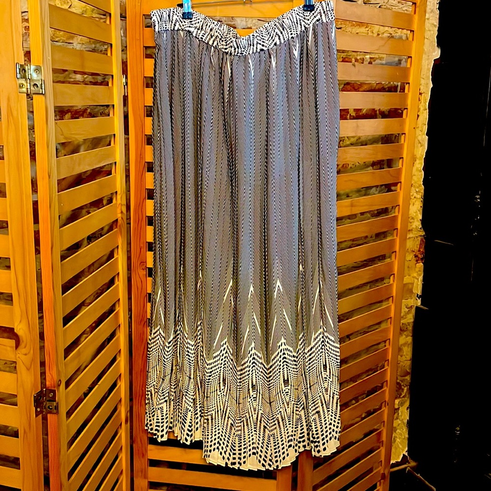 Emerald Plus Size Pleated Maxi Skirt in Black and White